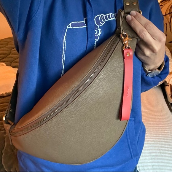 EUC Andar Tatum Bumbag in Taupe Togo 🐘♥️ - Picture 7 of 7